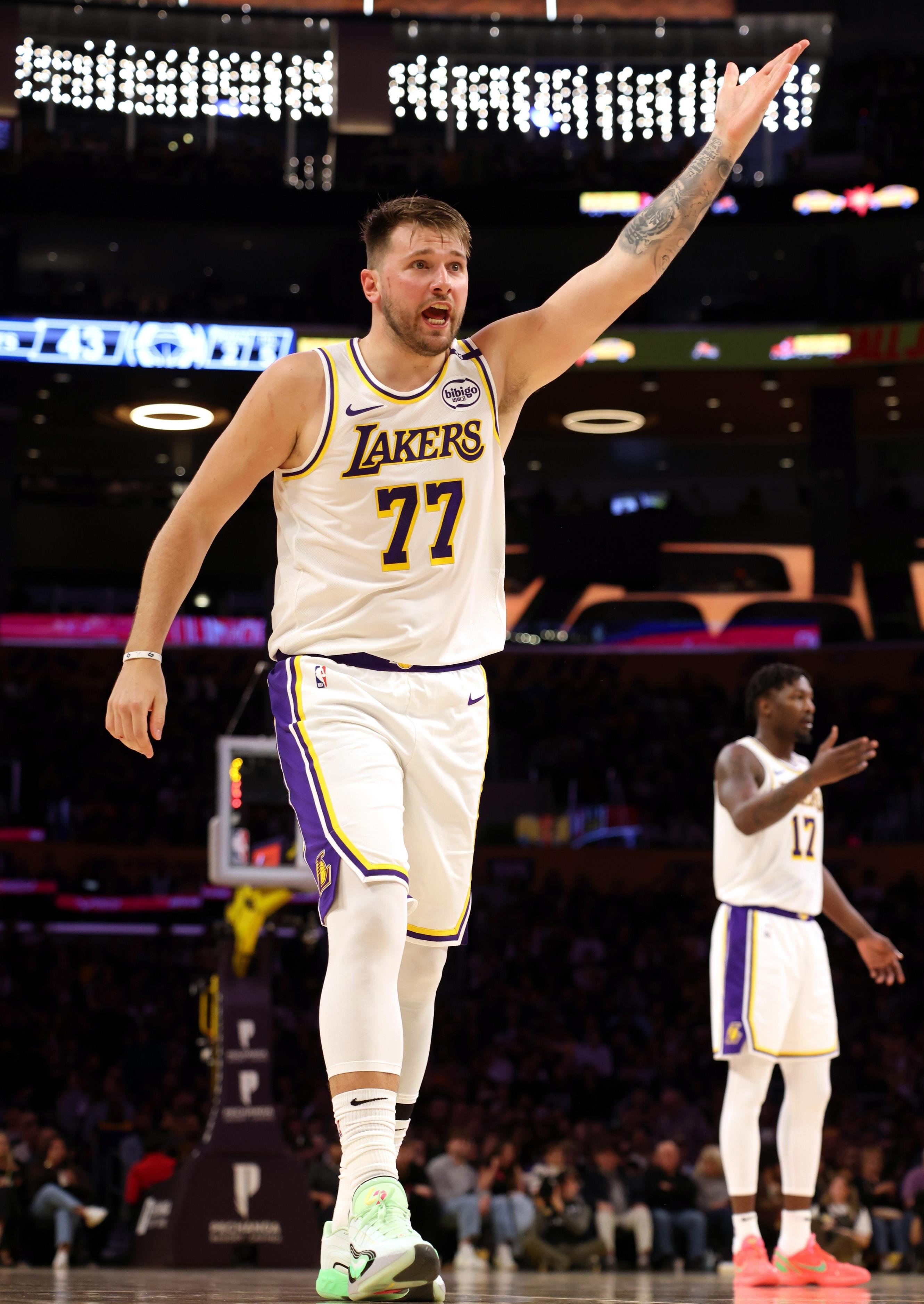 开云APP-字母哥在湖人比赛中反败为胜，刷新纪录引发热议！-开云APP