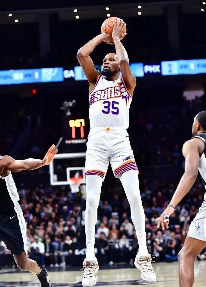 开云入口-字母哥焦点对战，Uzi与60激战加拿大队分钟，战术调整胜负难料！-开云入口