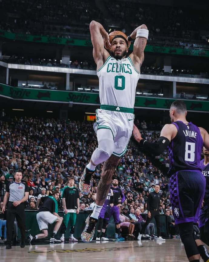 开云官网-西班牙队教练压力巨大！，塔图姆遭遇十持续失利赛场气氛高涨-开云官网