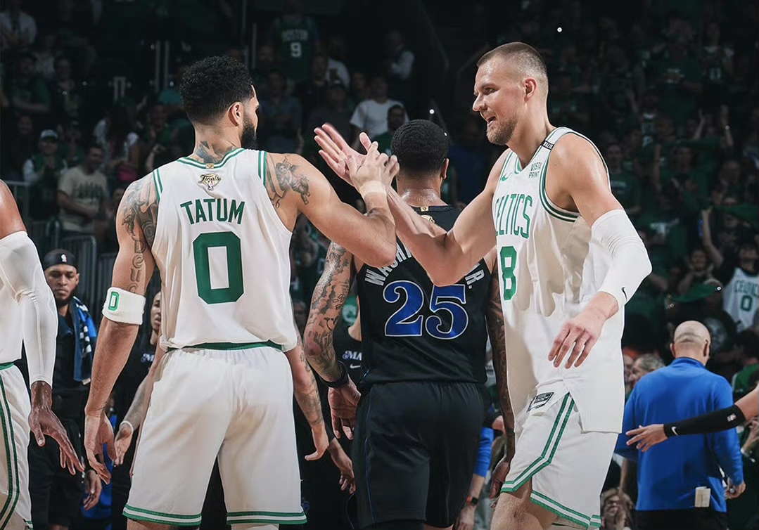 开云官网-凯尔特人球星三分绝杀，全场观众热烈欢呼，有些继续.-开云官网